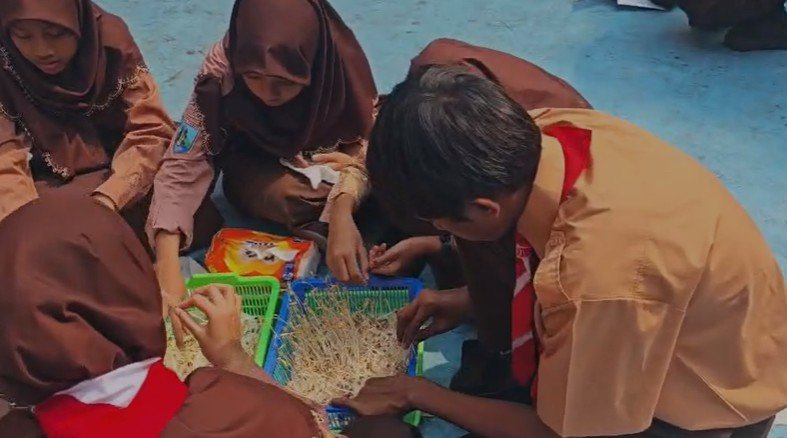 Mengamalkan Kesabaran dan Tanggung Jawab: Siswa Kelas VII SMPN 6 Surabaya Gelar Festival Panen
